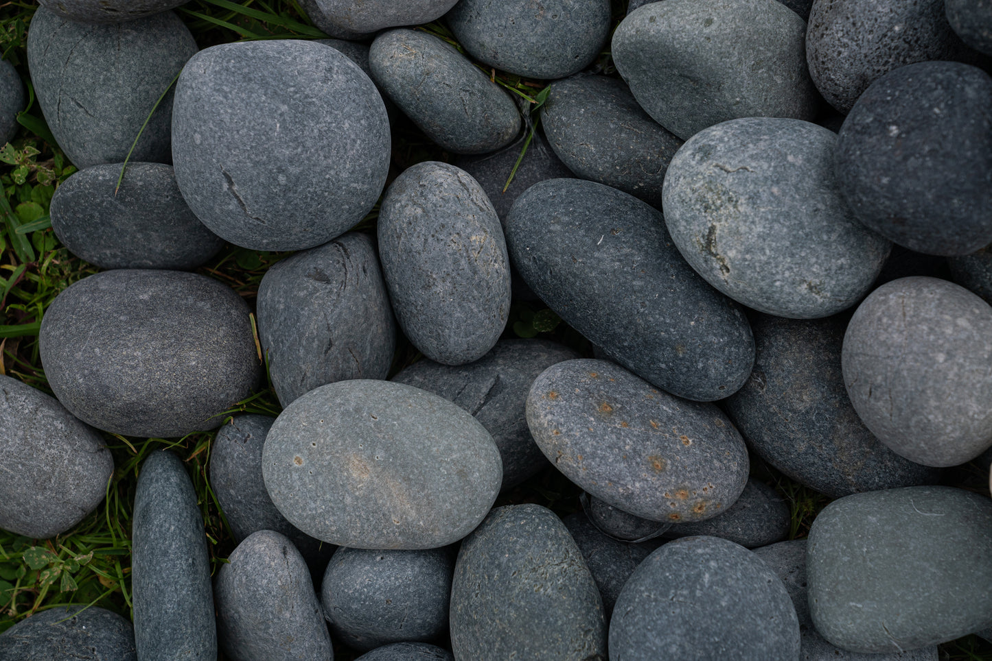 BLACK MEXICAN BEACH PEBBLES (40lbs bag)